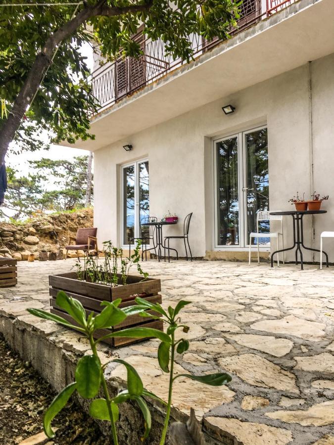 パグ Yellow House Experienceアパートホテル エクステリア 写真